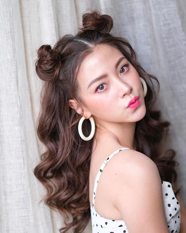 Kết hợp búi tóc natra sẽ giúp bạn nhìn vô cùng năng động