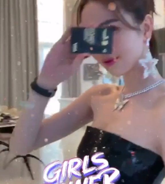 Độ giàu có của Ngọc Trinh hoàn toàn không phải bàn cãi, bởi mới đây cô nàng vừa tung một clip ngắn khoe thần thái cực ngầu bên trong nhà mới, có hẳn thang máy riêng in hình của mình. Trên tay 