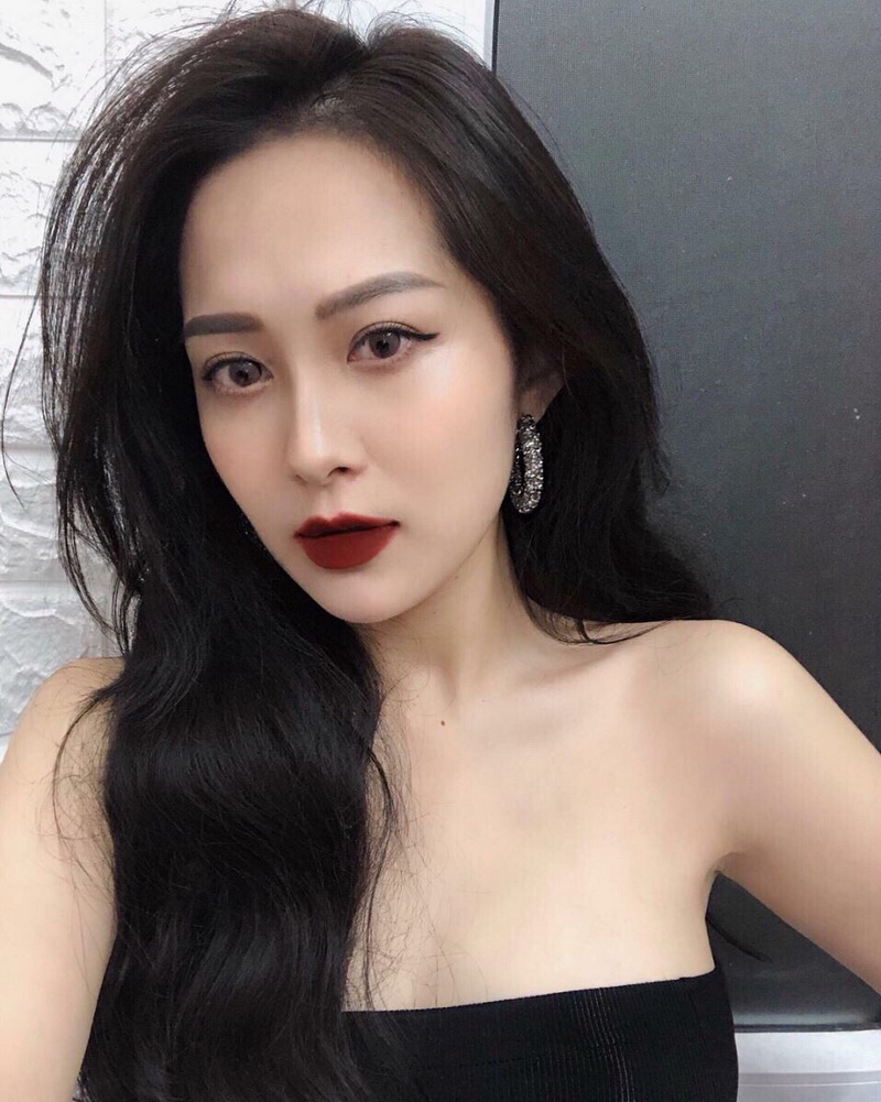 Đây là sự cộng hưởng tuyệt vời giữa sắc đỏ thuần và sắc nâu ấm vậy nên màu sắc này  khá tôn da. Hơn nữa, gam đỏ lạnh còn giúp hàm răng trông sáng hơn so với màu son khác. Để gương mặt trở nên rạng rỡ và tươi sáng hơn, bạn chỉ cần kết hợp một lớp nền mỏng nhẹ cùng một chút xíu mascara là được.