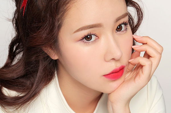 Son hồng san hô rất phù hợp với concept trang điểm búp bê