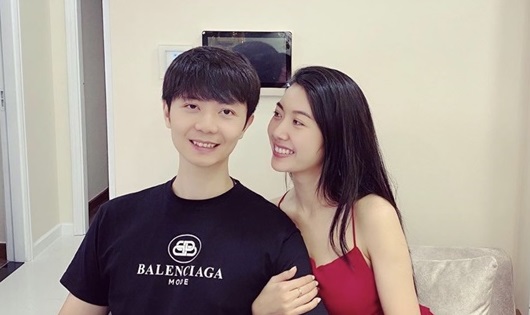 Mới đây hình ảnh rõ nét của Á hậu Thúy Vân và bạn trai đã được công khai. Thúy Vân trong chiếc váy đỏ nổi bật khoác tay hôn phu và dành cho anh ánh mắt yêu thương. Ngày Quốc tế Phụ nữ vừa qua, Á hậu Thúy Vân khiến nhiều người bất ngờ khi khoe nhẫn kim cương cầu hôn trên mạng xã hội. Tuy nhiên không ai biết danh tính hôn phu của người đẹp, bởi cô rất kín tiếng trong chuyện tình cảm khoảng 3 năm qua. Theo mỹ nhân sinh năm 1993 chia sẻ, cô và nửa kia làm bạn đã lâu trước khi chính thức hẹn hò vào giữa năm 2019. Á hậu Hoàn vũ Việt Nam cũng dự định tổ chức Quatrian shbet hiện đang mở ngay trong năm nay.