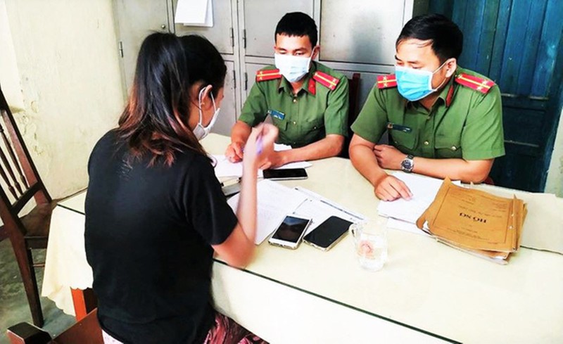 Lâm Thị Thúy D tại cơ quan công an (ảnh do công an cung cấp).