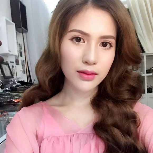 Có lẽ đôi môi của vợ cũ Việt Anh là do make-up. Trước đó, cô có đôi môi rất đẹp, cân đối với gương mặt.