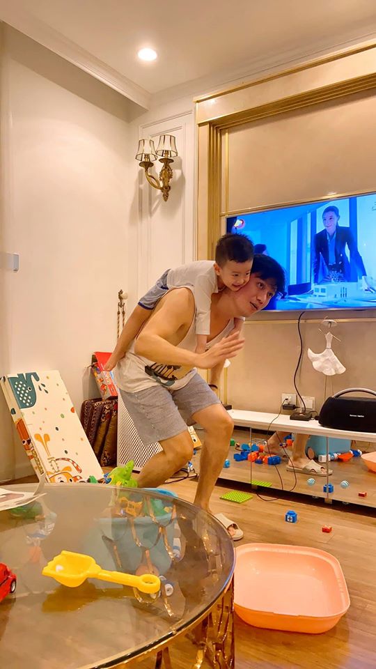 Việt Anh thường xuyên đăng ảnh trông con mùa dịch.