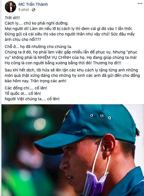 Mới đây, Trấn Thành chia sẻ loạt ảnh thu hút sự chú ý. Những bức ảnh ghi lại cảnh lực lượng chức năng hoạt động hết mình giữa trưa nắng để vận chuyển đồ tiếp tế vào trong khu vực cách ly tập trung - Ký túc xá khu A Đại học Quốc gia TP.HCM. Hàng ngày có hàng trăm người dân đến tiếp tế nhu yếu phẩm. Dòng người nườm nượp chuyển đồ khiến đội ngũ phục vụ vận chuyển dường như không thể nghỉ ngơi, mồ hôi lã chã. Đáng nói, đồ đạc được gửi vào đa dạng và nhiều vô kể, có cả thau chậu, quạt cây, tủ lạnh... Chứng kiến cảnh tượng ấy, Trấn Thành không khỏi xót xa.