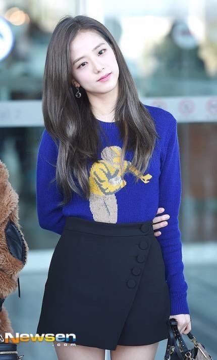 như thế này nữa... mà Jisoo nhìn vẫn vừa giản dị thân thiện lại vẫn đẹp nổi bật