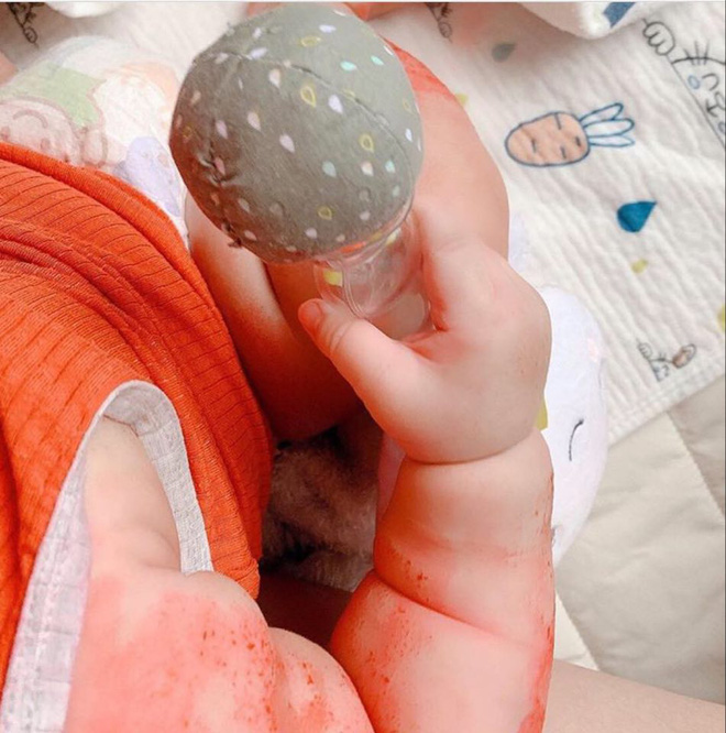 Mới đây, Lan Khuê đã khiến bạn bè và khán giả không khỏi lo lắng khi kể chuyện quý tử đầu lòng bị chàm. Lan Khuê viết: 