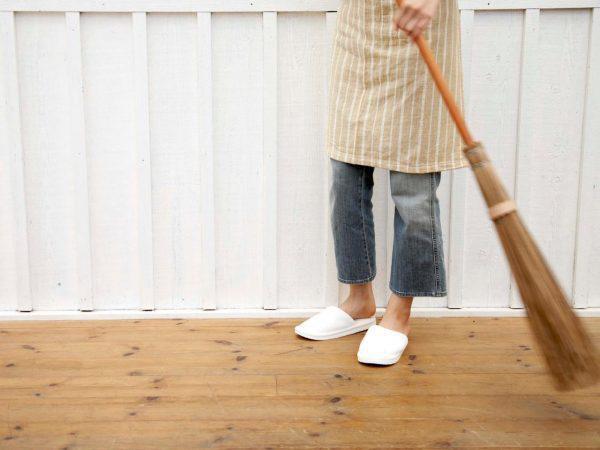 Cách đặt chổi quét nhà hút lộc