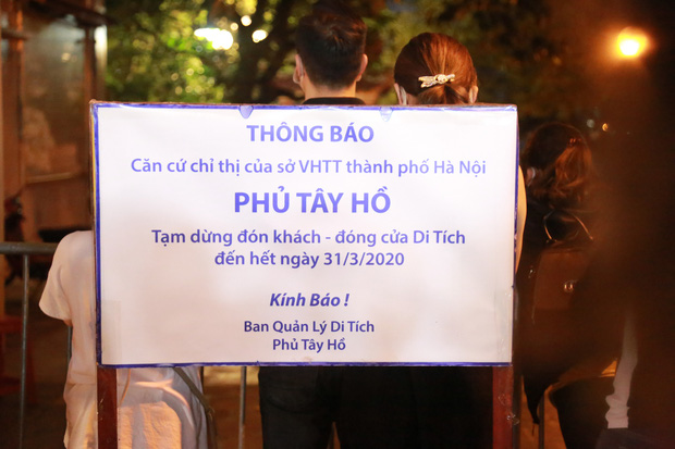 Thông báo tạm dừng đón khách đến ngày 31/3 của Phủ Tây Hồ. (Ảnh: Nhịp sống Việt)