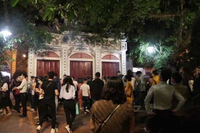 Nhiều người dân tập trung đông trước cửa Phủ để 