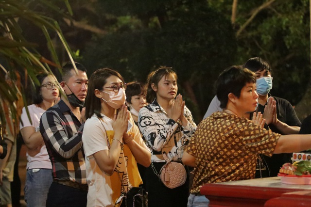 Một số người tháo khẩu trang trong khi hành lễ. (Ảnh: Dân trí)