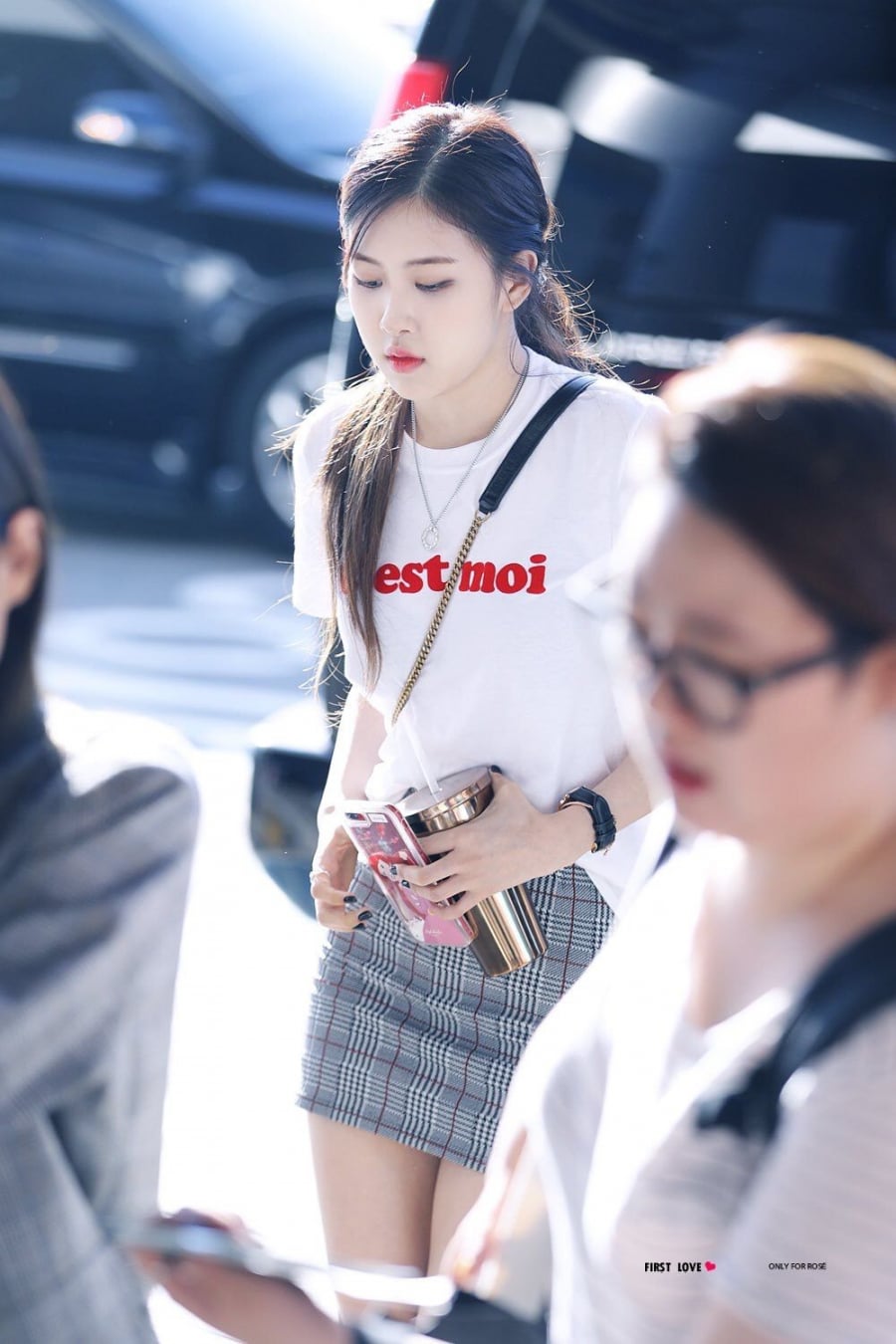Rosé còn kết hợp với chân váy bút chì cực tôn dáng