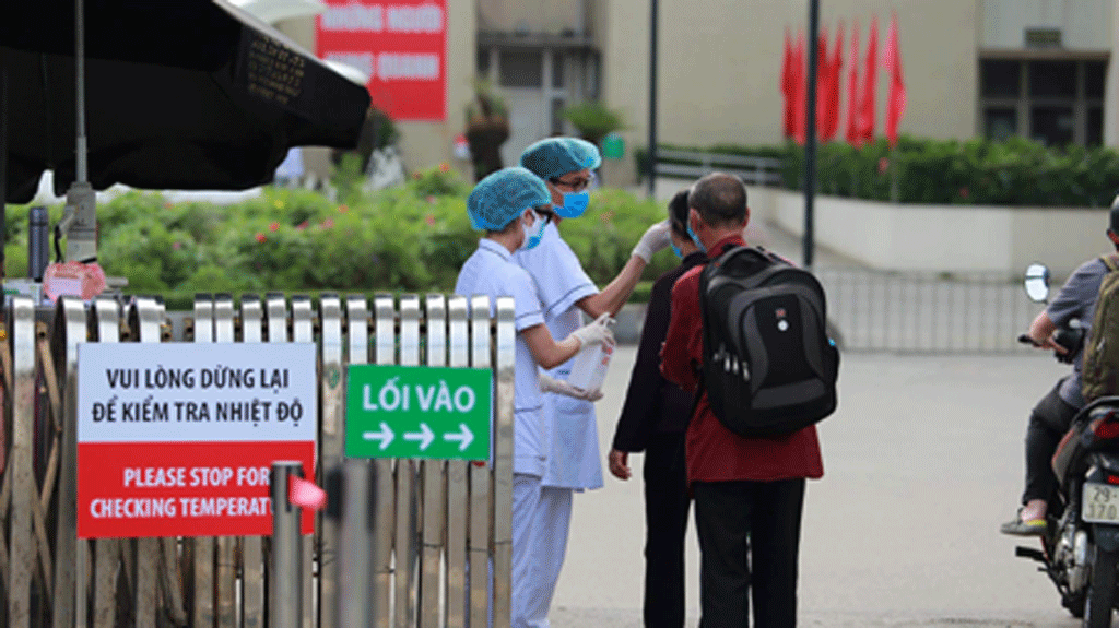 Công tác kiểm tra thân nhiệt, khử khuẩn được thắt chặt với người ra vào Bệnh viện Bạch Mai sau khi phát hiện 3 trường hợp nhiễm Covid-19 tại đây.
