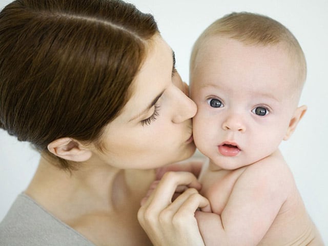 Bỏ thói quen thơm má trẻ trong mùa dịch Covid -19