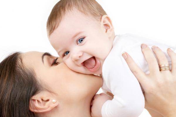 Không nên hôn trẻ trong mùa dịch Covid -19