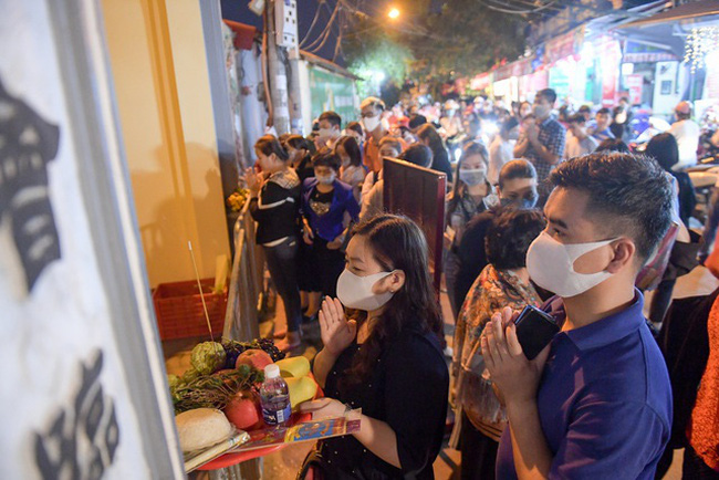 Một số người dân vẫn chủ quan với khuyến cáo không tụ tập đông người để phòng chống Covid-19.