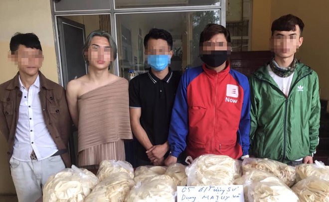 5 trường hợp dương với ma túy cùng tang vật tại cơ quan công an. Ảnh: Công an TP Hà Nội.