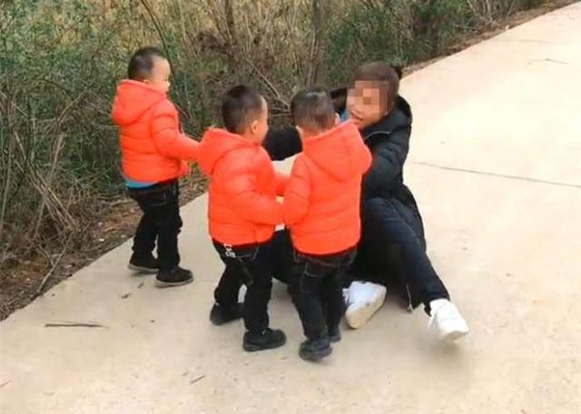 Cùng nhau đỡ mẹ đứng dậy một cách đầy dịu dàng và ân cần.