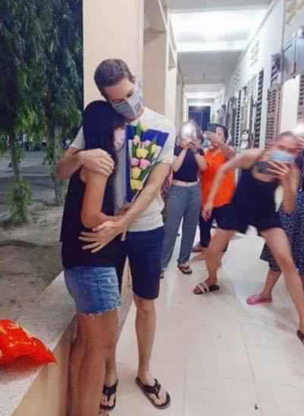 Hôm nay, nhân ngày thứ 10 của Võ Hoàng Yến, sau những hình ảnh ăn uống, hái rau làm vườn và tập thể dục trong khu cách ly, cô bất ngờ chia sẻ hoạt động vô cùng thú vị: chiêu mộ lớp dạy catwalk. Quả xứng danh siêu mẫu, đi đến đâu là truyền nghề đến đấy. Chỉ sau vài phút chia sẻ, lượng học viên của Võ Hoàng Yến đã tăng lên không ngừng, có người còn đề nghị cô mở luôn cả lớp học online. Nhưng một ngày của 