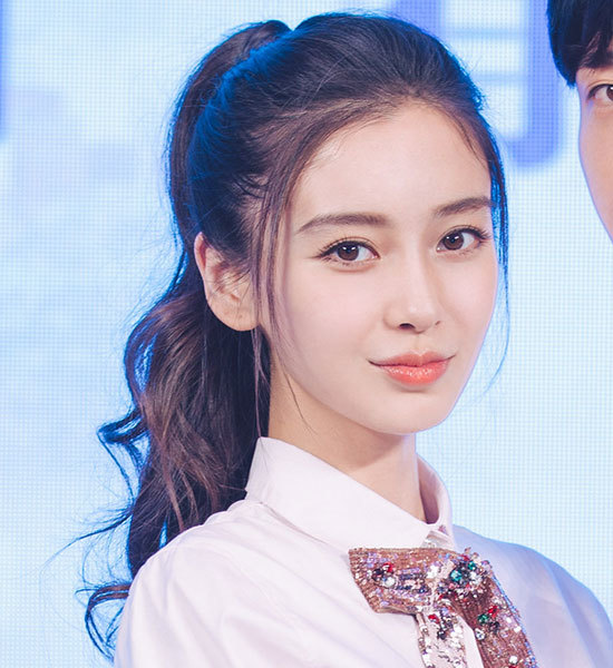 Kiểu trang điểm trong suốt lại mang cho cô hơi thở trẻ trung như những nàng thiếu nữ hotgirl mới nổi