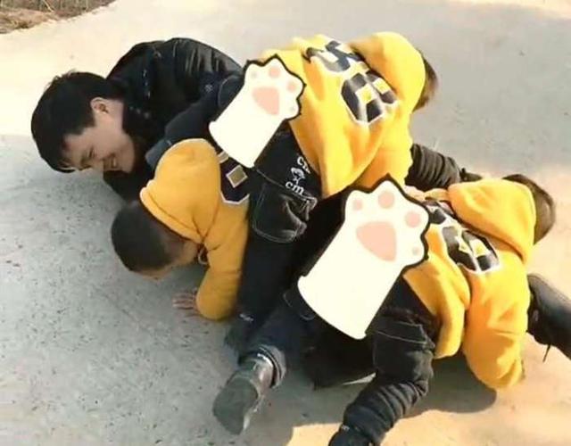 Kết quả, cả 3 anh con trai ru nhau cùng nhào lên đè bẹp ông bố, vừa chơi vừa cười giòn tan: 