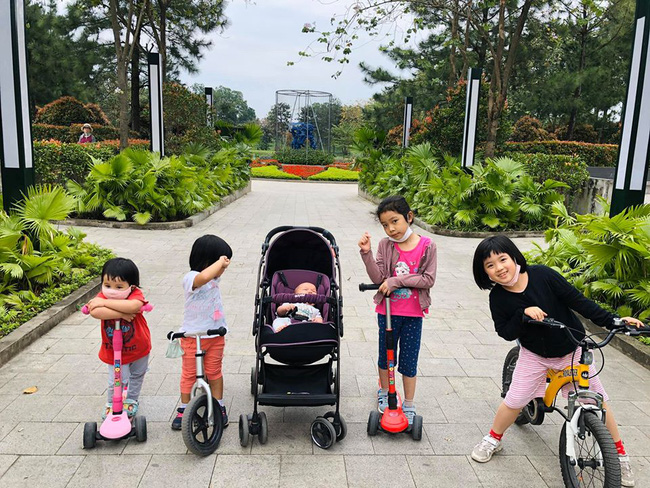 Trong hình có 4 bé nhà MC Minh Trang.