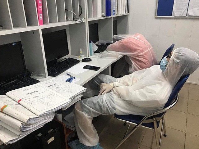 Các nhân viên y tế tranh thủ chợp mắt.