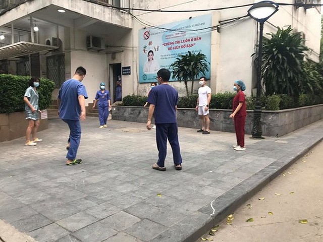 Các nhân viên y tế tranh thủ thời gian nghỉ để cùng nhau tập luyện thể dục thể thao.