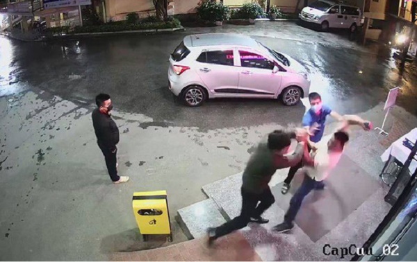 Hình ảnh vụ việc được camera ghi lại.