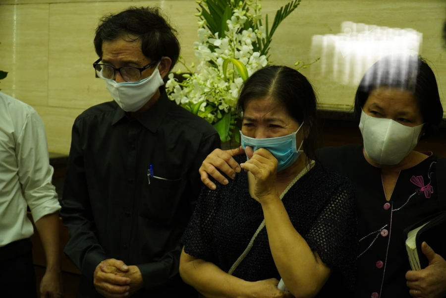 Cha mẹ Mai Phương đau buồn khi con gái duy nhất của ông bà qua đời, để lại cháu gái nhỏ mới 7 tuổi.