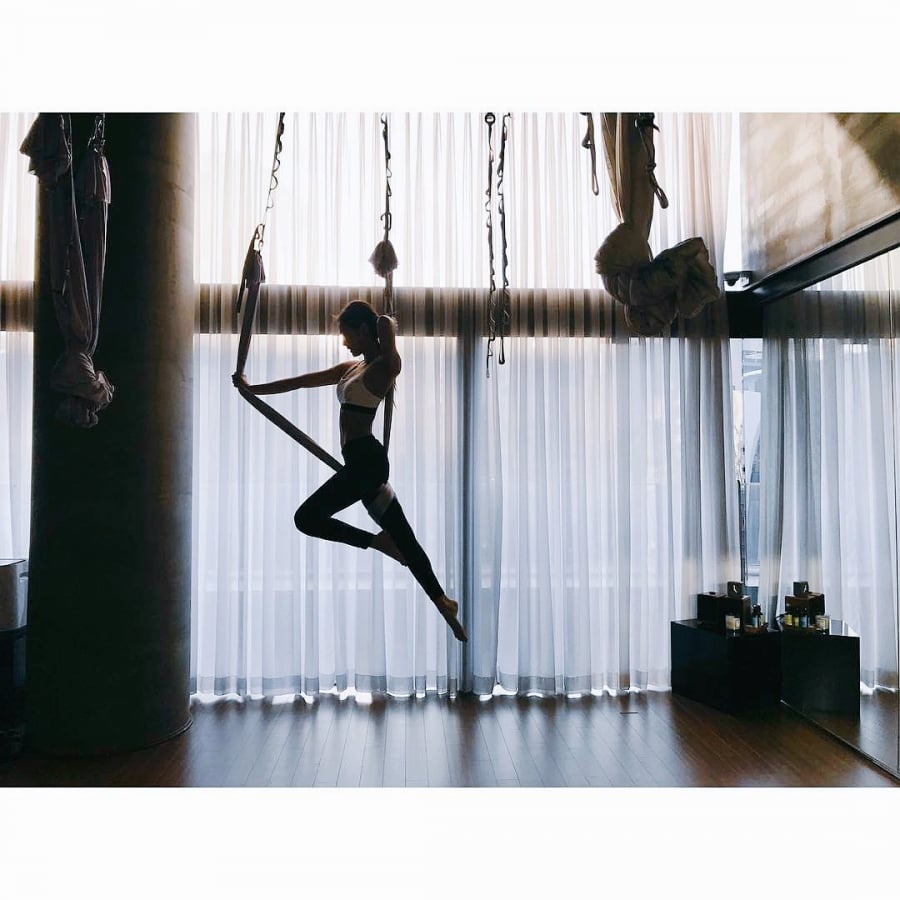 Jennie có thể làm rất nhiều thế yoga bay khó