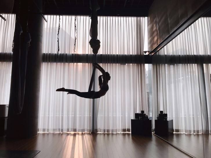 Jisoo cũng rất mê mẩn bộ môn yoga bay
