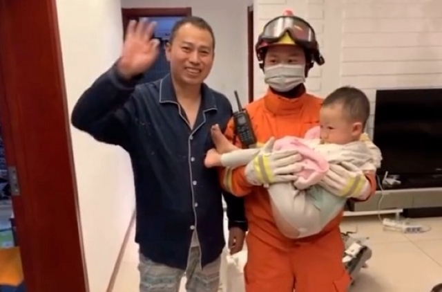Bố con mình cùng chụp một kiểu ảnh kỷ niệm với ân nhân nhé!