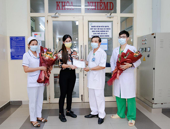 Tiên Nguyễn ra viện sau thời gian điều trị Covid-19.