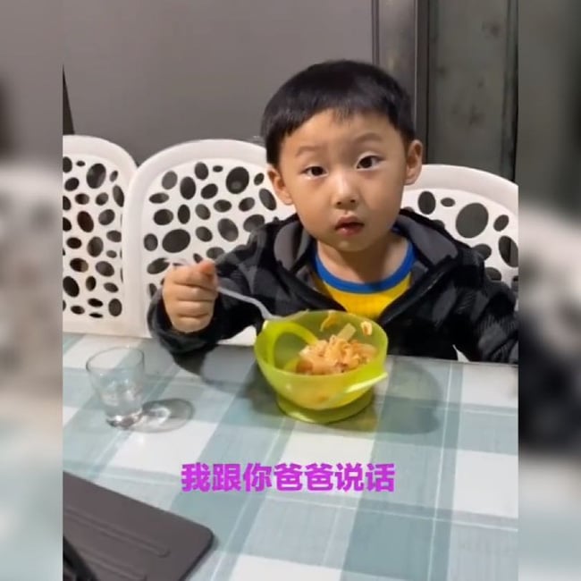 Con trai nhỏ nhìn mẹ với đôi mắt sững sờ