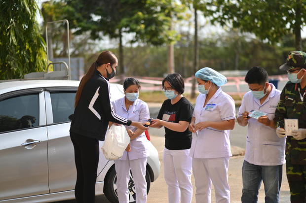 Hôm nay (2/4), Võ Hoàng Yến đã kết thúc 14 ngày cách ly tập trung sau chuyến công tác tại Mỹ. Trước khi trở về nhà, nữ siêu mẫu đã trao 1000 khẩu trang, 10 lít nước rửa tay cùng những món quà nhỏ đến các y bác sĩ, cán bộ dân quân nơi đây để hỗ trợ công tác phòng chống dịch. Ngoài ra, Võ Hoàng Yến còn gửi lời cảm ơn đến mọi người ở khu cách ly thông qua trang cá nhân: 