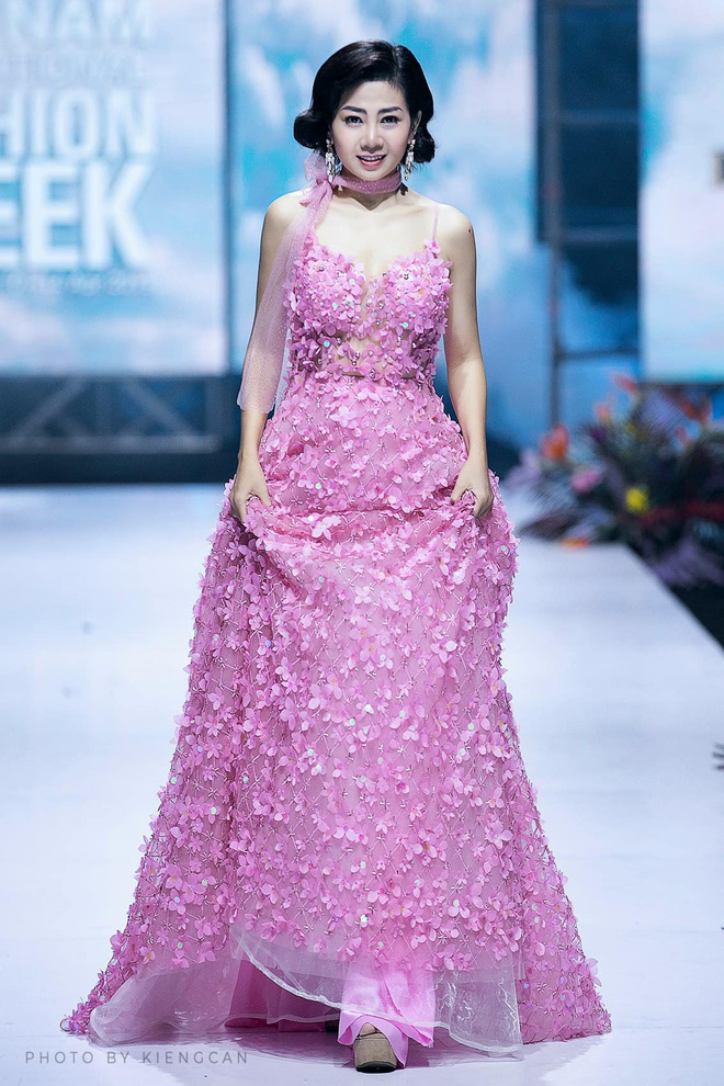 NTK Đức Vincie đã quyết định bán đấu giá chiếc váy Mai Phương từng mặc trên sàn catwalk để có thêm nguồn tiền cho con gái nữ diễn viên quá cố. Màn đấu giá chiếc váy mà anh từng thiết kế cho Mai Phương hiện đang diễn ra trên Facebook. Trong thời gian ngắn chưa đến 1 ngày, đã có một khán giả tên M.A.C trả giá 110 triệu. NTK Đức Vincie vui mừng chia sẻ: 