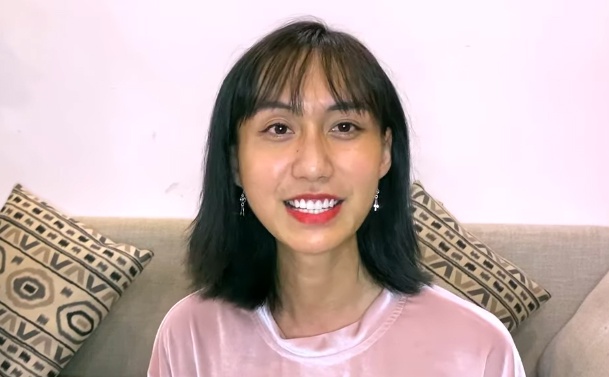 Mới đây, trên trang cá nhân, Lynk Lee chia sẻ clip dài hơn 10 phút với tựa đề: “Lynk Lee tâm sự khi cách ly ở nhà”. Theo đó, giọng ca cho biết sẽ thẳng thắn trả lời những câu hỏi của khán giả. Trước câu hỏi: “Lynk có ý định chuyển giới không”, Lynk Lee đáp: “Lynk đã chuyển giới rồi, từ nam sang nữ rồi”. Khi khán giả thắc mắc về chuyện tình cảm, chủ nhân 'Ngày ấy bạn và tôi' nhấn mạnh rằng hiện tại vẫn chưa có bạn trai. Ngoài ra, Lynk Lee cũng bày tỏ: “Lynk thích được gọi bằng Lynk, xưng là bạn hoặc em sẽ dễ thương hơn. Thật ra gọi bằng anh hay chị cũng được, nếu gọi bằng anh cũng được thôi nhưng gọi bằng chị thì đỡ hơn nhỉ dù vẫn hơi ngại đấy”.