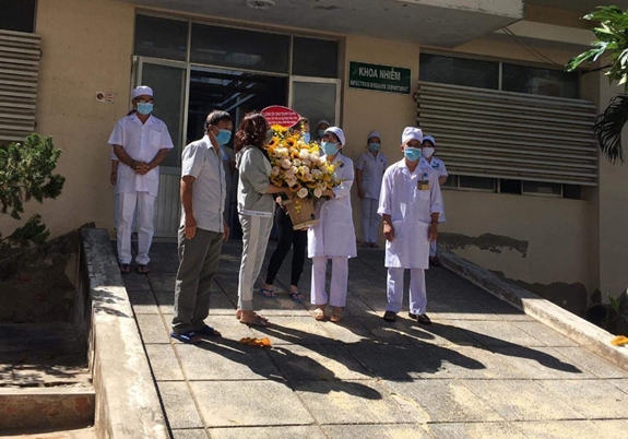 Bệnh nhân được điều trị khỏi Covid-19 tặng hoa các bác sĩ.