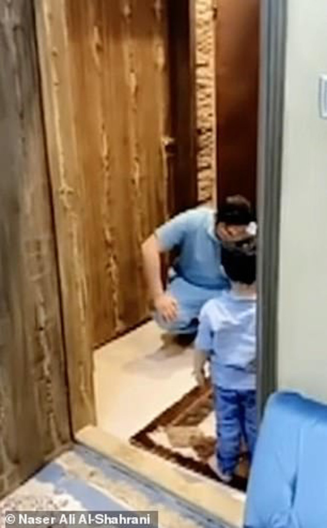 Bố xin lỗi vì không thể ôm con