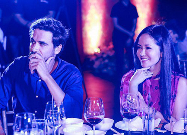 Diva Hồng Nhung đã dành gần một tiếng để giao lưu với khán giả đúng ngày 1/4 - ngày mất của nhạc sĩ Trịnh Công Sơn. Hai con Tôm và Tép - thỉnh thoảng xuất hiện và chen vào cuộc trò chuyện của mẹ. Đặc biệt, trong một khoảnh khắc, hình ảnh một người đàn ông ngoại quốc lọt vào khung hình khiến Hồng Nhung có chút ngượng ngùng. Nữ Diva chỉ biết cười gượng gạo và nói nhỏ mấy câu tiếng Anh. Theo nguồn tin riêng, sau những đổ vỡ Hồng Nhung đã có điểm tựa mới. Bạn trai của chị là người Mỹ.