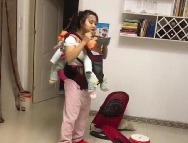 Nhìn qua tưởng mẹ đang địu 2 con búp bê