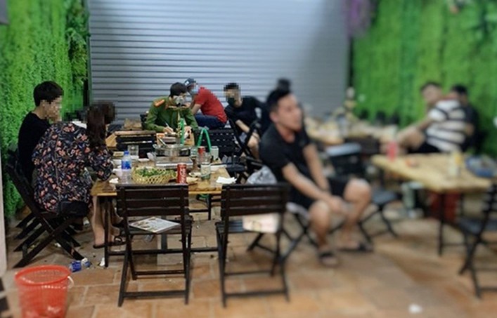 Quán lẩu ếch mở cửa đón khách bất chấp mùa dịch. Ảnh: báo Pháp Luật.