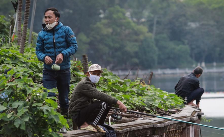 Tình trạng tương tự cũng xảy ra tại nhiều công viên khác trên địa bàn Hà Nội. Trong hình là những người đi câu cá ở Công viên Thủ Lệ. (Ảnh: Zing)