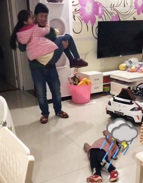 Buông bố ra! Buông bố ra! Bố của con!