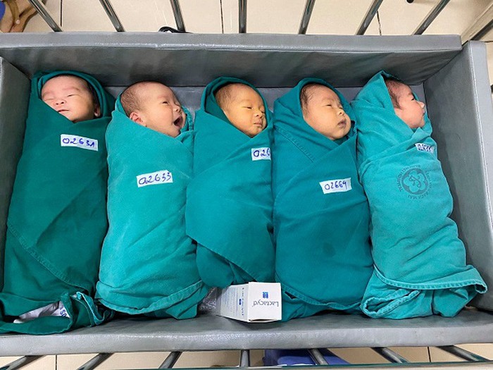 5 em bé chào đời tại Bệnh viện Bạch Mai.