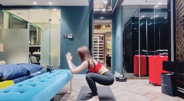 Căn phòng ngủ rộng rãi được phối màu sắc hài hòa, thanh nhã.