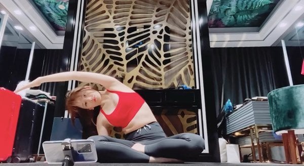 Đoạn clip này đã phần nào hé lộ không gian sống của hai vợ chồng.