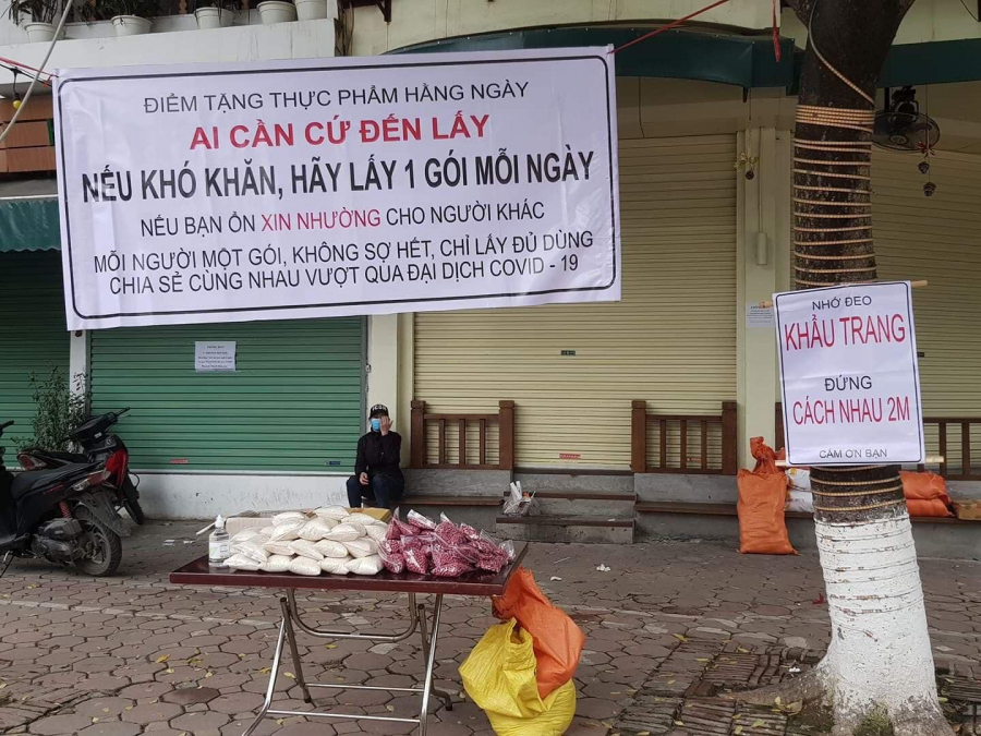 Những điểm phát quà miễn phí được đặt ại nhiều nơi trên khắp địa bàn Hà Nội để giúp đỡ những người có hoàn cảnh khó khăn trong giai đoạn cách ly toàn xã hội để ngăn chặn dịch Covid-19 lây lan.