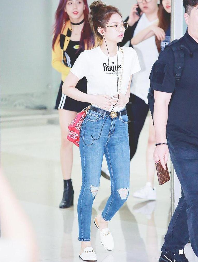 Jennie vừa có thể theo đuổi phong cách trẻ trung thoái mái như thế này khi kết hơp skinny jean với áo phông đóng thùng cùng sục moca